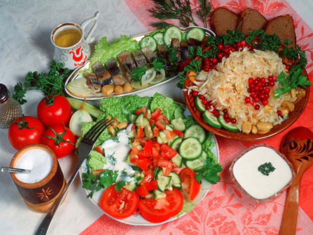 Обои картинки фото еда, салаты, закуски, огурцы, селедка, томаты, помидоры, капуста