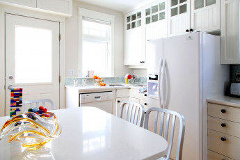 Картинка интерьер кухня белый холодильник шкафчики