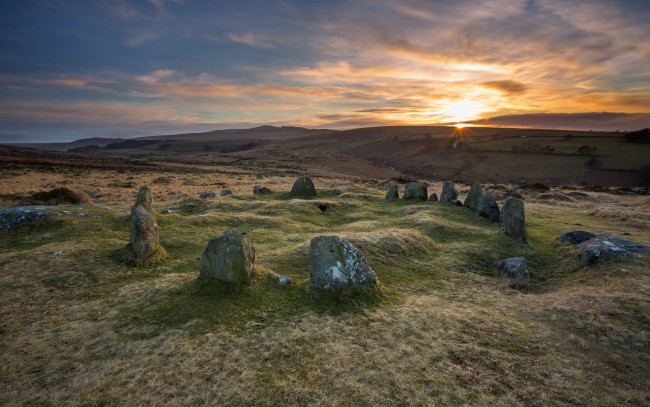 Обои картинки фото города, исторические, архитектурные, памятники, england, sticklepath, nine, maidens, belstone, dartmoor, закат, камни