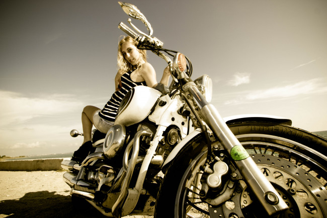 Обои картинки фото мотоциклы, мото, девушкой, star