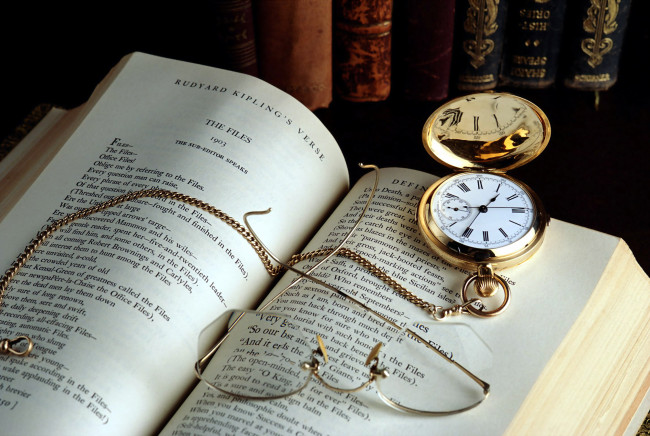Обои картинки фото разное, канцелярия, книги, очки, цепочка, часы, книга