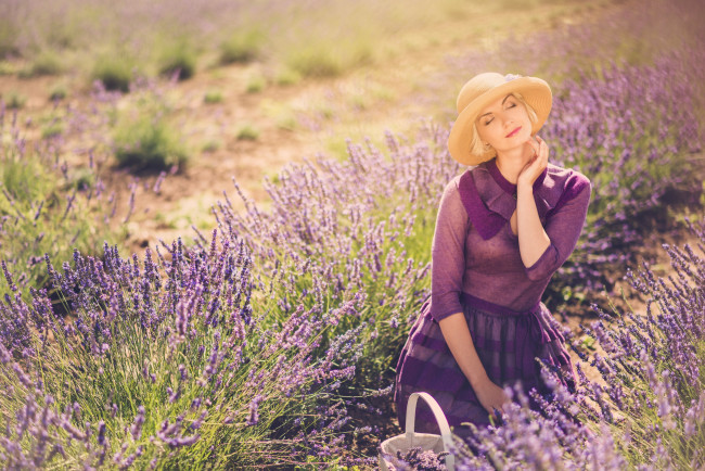 Обои картинки фото девушки, -unsort , блондинки, девушка, блондинка, шляпка, корзинка, поле, лаванда, цветы