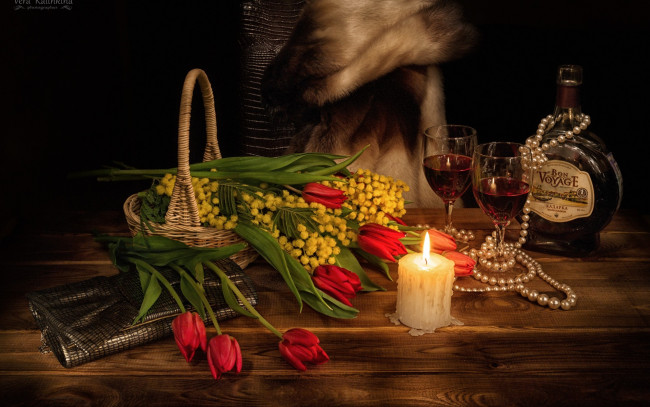 Обои картинки фото еда, натюрморт, свеча, 8, марта, ожерелье, мимоза, тюльпаны, бокалы