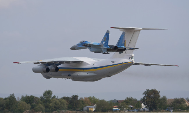 Обои картинки фото авиация, разные вместе, военная, су27, военно-транспортный, ил76мд, ввс, украины