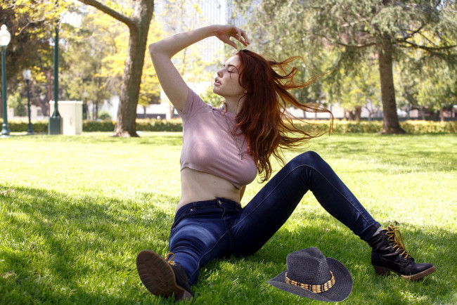 Обои картинки фото девушки, sabrina lynn, лужайка, шляпа, джинсы