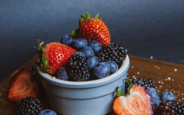 Картинка еда фрукты +ягоды ягоды клубника ежевика черника