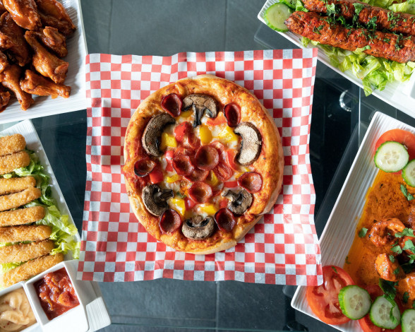 Обои картинки фото еда, пицца, колбаса, грибы