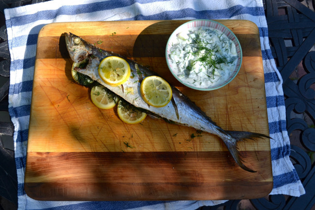 Обои картинки фото еда, рыбные блюда,  с морепродуктами, греческая, кухня, рыба, запеченная, соус, лимон