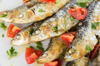 Картинка еда рыбные+блюда +с+морепродуктами помидоры рыба жареная