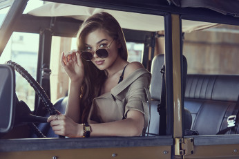 Картинка девушки hailee+steinfeld хейли стейнфельд женщины певица брюнетка актриса в очках помещении автомобиль длинные волосы