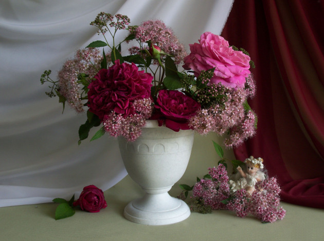 Обои картинки фото цветы, букеты, композиции, ваза, розы, статуэтка