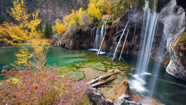 Обои картинки фото природа, водопады, озеро, hanging, lake, скалы, деревья
