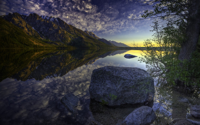 Обои картинки фото природа, реки, озера, закат, небо, вода, берег, камень