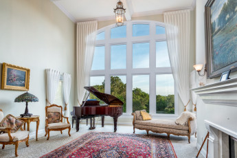 Картинка интерьер гостиная окно рояль кресла
