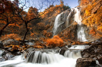 Картинка природа водопады поток лес осень скалы