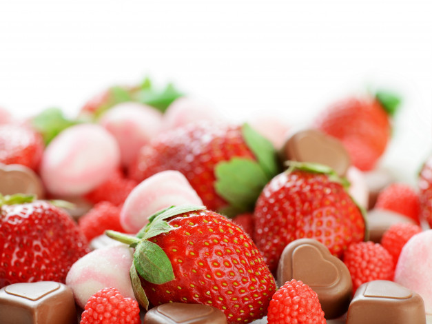 Обои картинки фото еда, разное, клубника, конфеты, ягоды