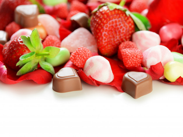 Обои картинки фото еда, разное, конфеты, ягоды, клубника