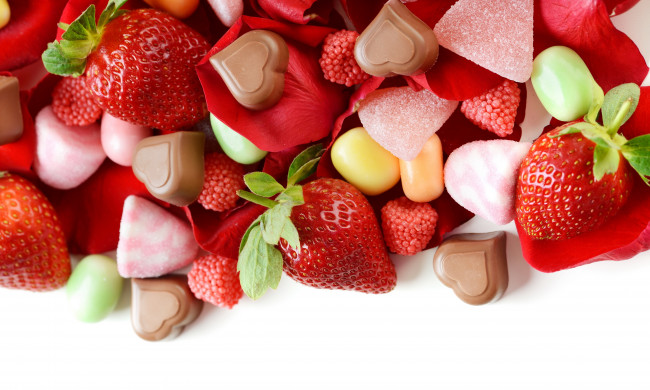 Обои картинки фото еда, разное, сладости, клубника, шоколад, конфеты