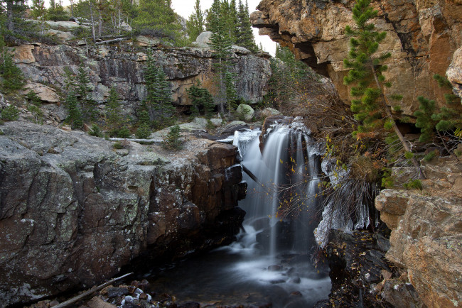 Обои картинки фото природа, водопады, река, растительность, скалы, водопад, обрыв