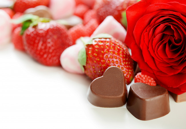 Обои картинки фото еда, разное, клубника, конфеты, цветок, роза, ягоды