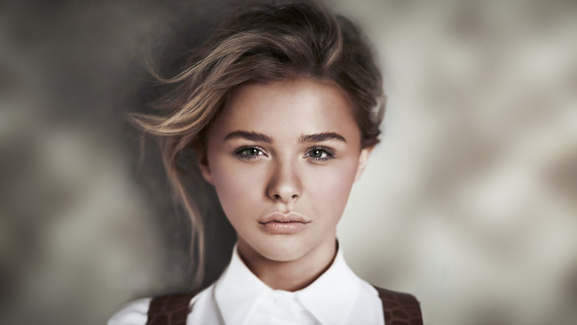 Обои картинки фото девушки, chloe grace moretz, актриса, блузка, блондинка, хлоя, грейс, моретц