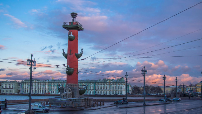 Обои картинки фото города, санкт-петербург,  петергоф , россия, rostralnaya-kolonna-i-gosudarstvennyy-ermitazh-sankt-peterburg