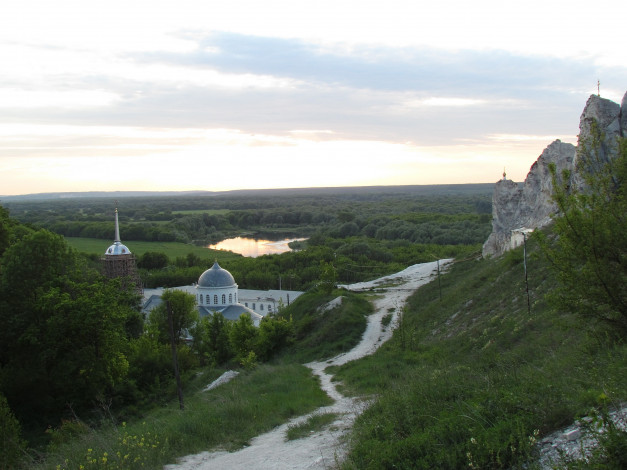 Обои картинки фото дивногорье, города, - православные церкви,  монастыри, крест, монастырь, растения, тропа, деревья