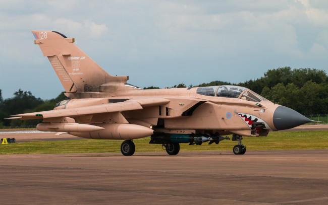 Обои картинки фото авиация, боевые самолёты, фон, самолет, тактический истребитель, королевские ввс великобритании, ударный, tornado gr mk4