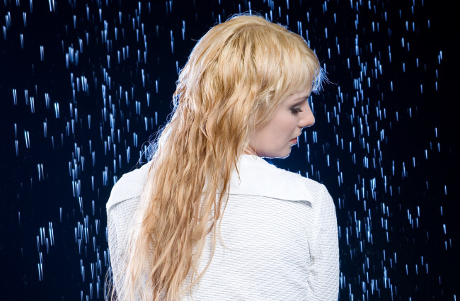 Обои картинки фото девушки, -unsort , блондинки,  светловолосые, дождь, спина, блондинка