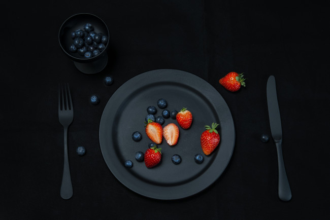 Обои картинки фото еда, клубника,  земляника, фрукты, тарелка, нож, вилка, черника
