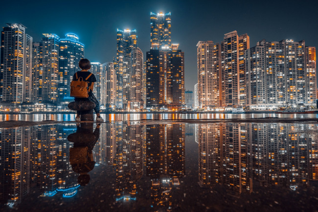 Обои картинки фото города, - огни ночного города, ночь, небоскребы, девочка, город, отражение