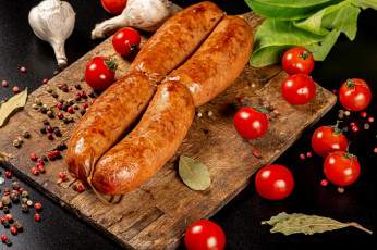 Картинка еда колбасные+изделия жареные колбаски помидоры базилик чеснок