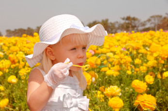 Картинка разное дети девочка шляпа перчатки мыльные пузыри цветы