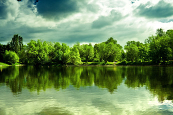Картинка природа реки озера облака озеро отражение густые деревья берег