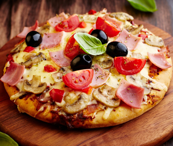 Обои картинки фото еда, пицца, грибы, ветчина, оливки, помидоры, шампиньоны, сыр, томаты