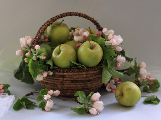 Обои картинки фото еда, Яблоки, корзина, цветы, яблоки