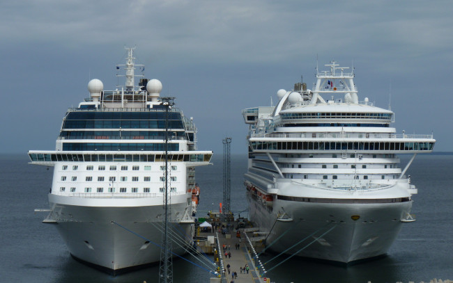 Обои картинки фото корабли, лайнеры, сходни, круиз, трап, корабль, лайнер