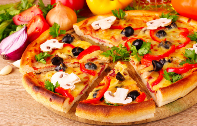 Обои картинки фото еда, пицца, грибы, шампиньоны, петрушка, оливки, паприка, лук, помидоры, томаты