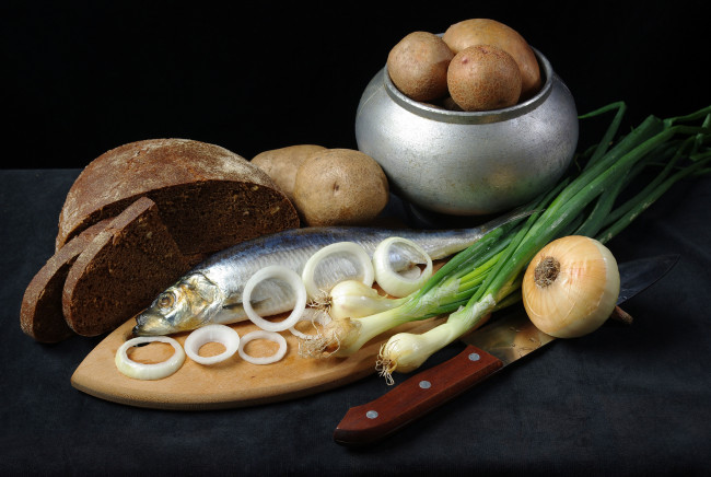 Обои картинки фото еда, натюрморт, чугунок, селёдка, картошка, хлеб, лук, нож