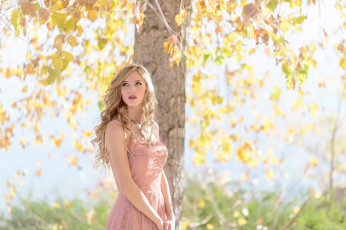 Картинка девушки -unsort+ блондинки волосы взгляд mathew irving листья осень солнце платье