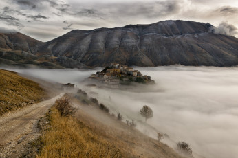 Картинка города -+пейзажи италия умбрия горы холмы поселок castelluccio туман