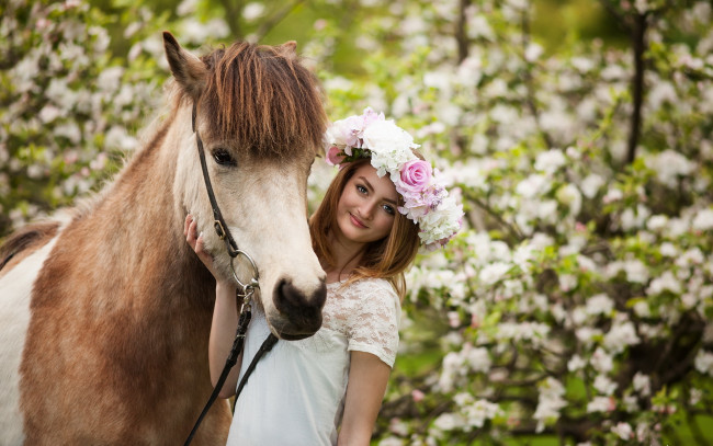 Обои картинки фото девушки, -unsort , блондинки, девушка, конь, весна, настроение