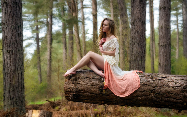 Обои картинки фото девушки, -unsort , брюнетки,  шатенки, лес, деревья, девушка
