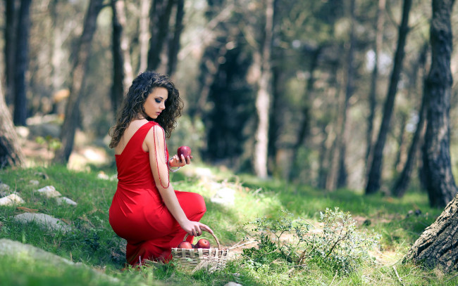 Обои картинки фото девушки, -unsort , брюнетки,  шатенки, яблоки, лес, девушка