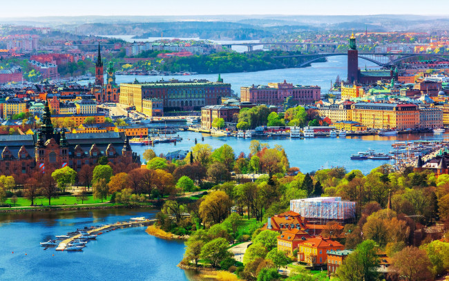 Обои картинки фото города, - панорамы, лодки, деревья, панорама, пейзаж, дома, река, мосты, город, stockholm, швеция