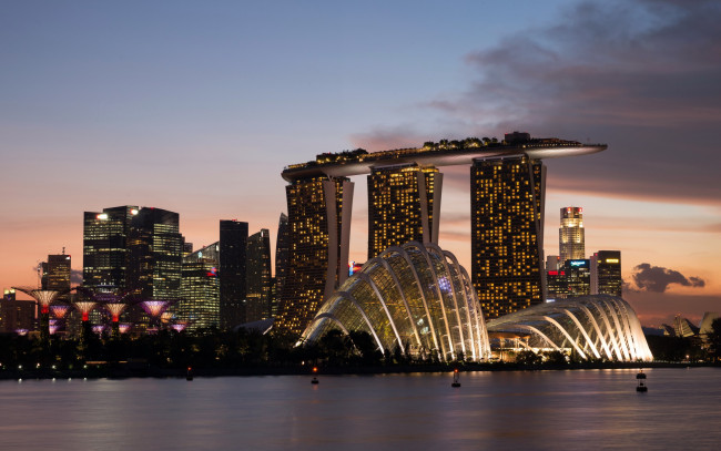 Обои картинки фото города, сингапур , сингапур, ночь, небоскребы, здания, набережная, огни