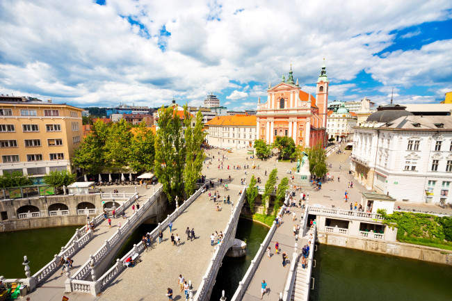 Обои картинки фото города, - панорамы, ljubljana, preseren, square, словения, облака, деревья, дома, мосты, река, площадь