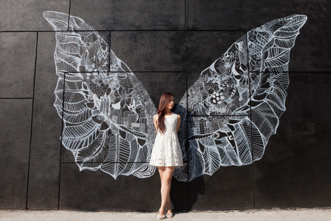 Обои картинки фото девушки, -unsort , азиатки, рисунок, крылья, стена, девушка