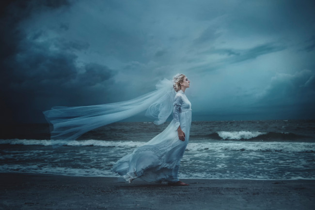 Обои картинки фото девушки, -unsort , блондинки, невеста, madeleine, acton, ветер, волны, берег, tj, drysdale, арт