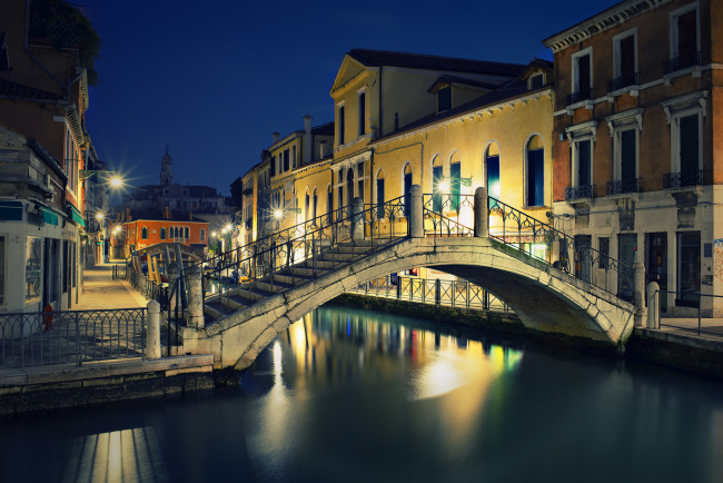 Обои картинки фото города, венеция , италия, мостик, огни, канал, ночь